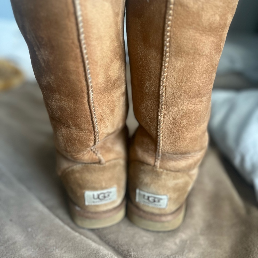 UGG - Picture 3 of 5